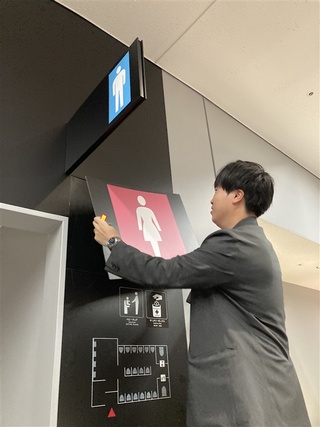 なぜ？女性用トイレだけ行列　ワンビル、ペイペイドームは工夫【九州の主な空港や駅トイレの便器数】